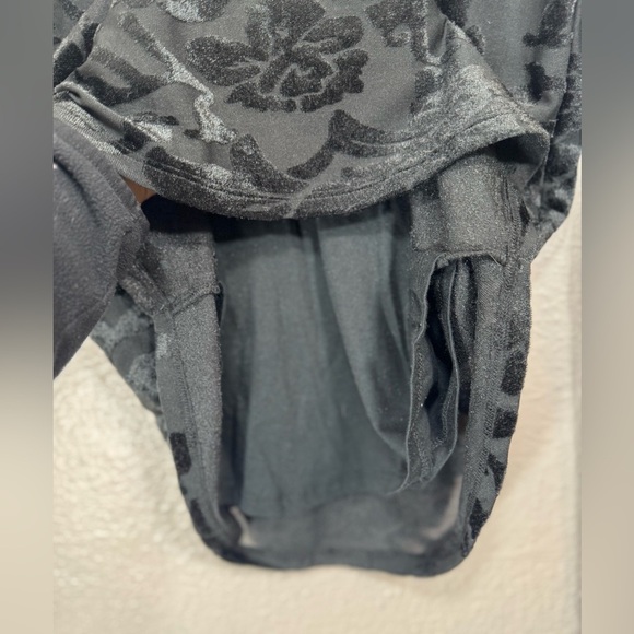 Sundance Black Velvet Textured Floral Long Sleeve Top Women’s Size Small - Picture 7 of 11